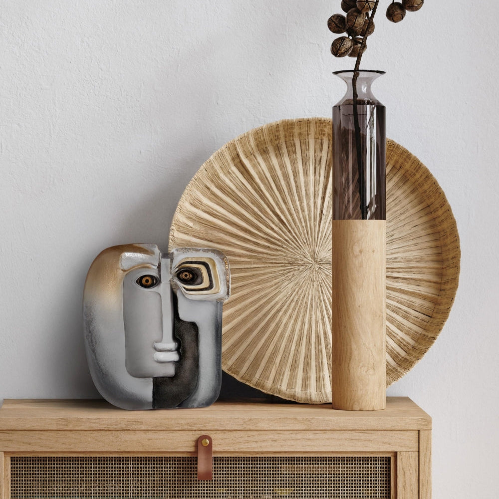 Maleras glass Ideo sculpture on a wooden surface with a neutral background.